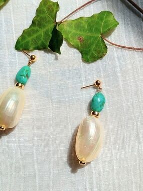 🌊 COASTAL GRANDMOTHER 🌊 VTG Artisan Crafted natural shell & turquoise earrings